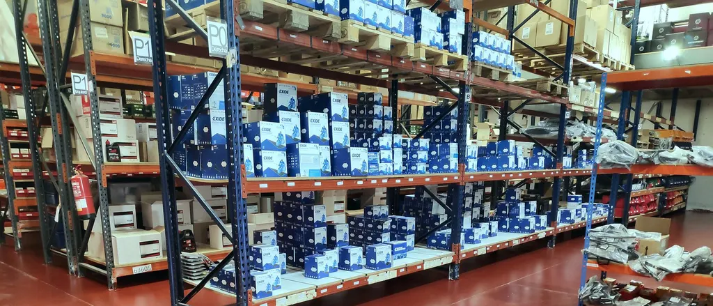 Estanterías de carga con ubicaciones señalizadas y producto en cajas en varios niveles